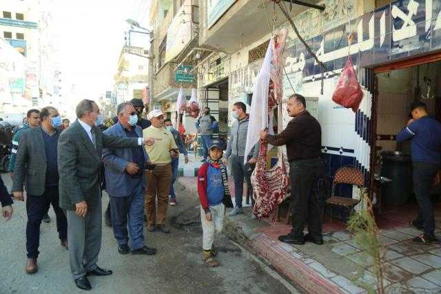 غلق 7 محال لتعديهم على حرم الطريق خلال جولة تفقدية لمحافظ كفر الشيخ بالحامول.. صور