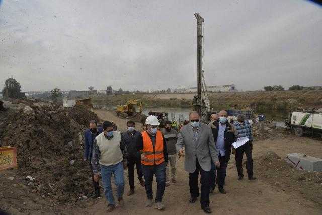 محافظ أسيوط يتفقد أعمال تنفيذ مشروع كوبرى منقباد العلوى بطريق القاهرة الزراعى