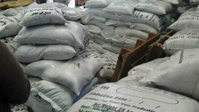ضبط طن بودرة بلاستيك مجهولة المصدر بالعاشر من رمضان