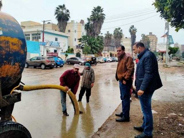 رؤساء المراكز والمدن بكفر الشيخ يواصلون متابعة حالة الطوارئ ورفع مياه الأمطار.. صور