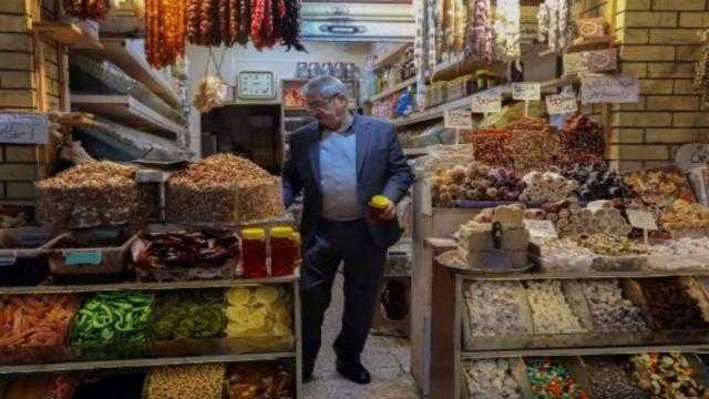 رغم الضائقة المادية.. استمرار عادة الاستفتاح في الأسواق العراقية