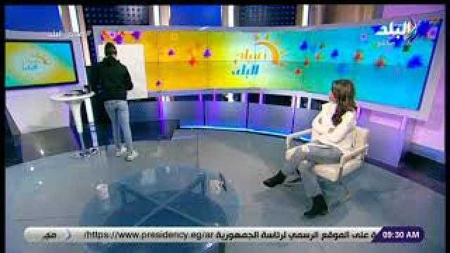 «بيرسم مغمض عينه».. فنان يفاجئ لميس سلامة برسمة على الهواء.. فيديو