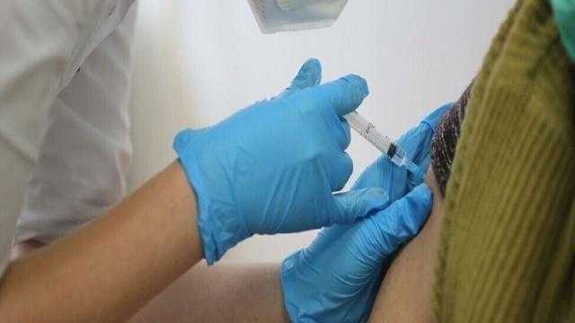باحثان يحثان على إرجاء التطعيم بالجرعة الثانية من لقاح فايزر ضد كورونا