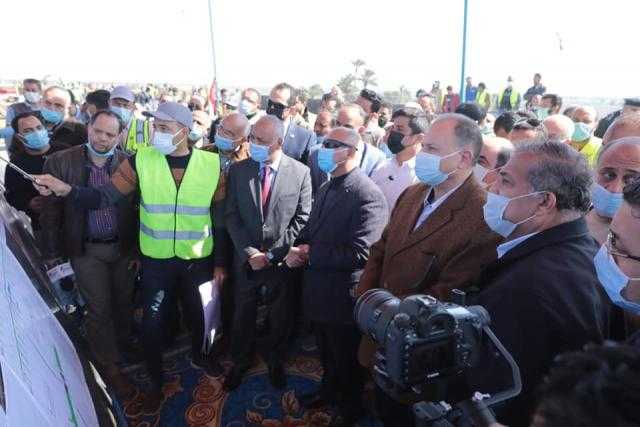 وزير النقل يتابع أعمال تنفيذ محور ديروط التنموي وطريق الصعيد الصحراوي الغربي