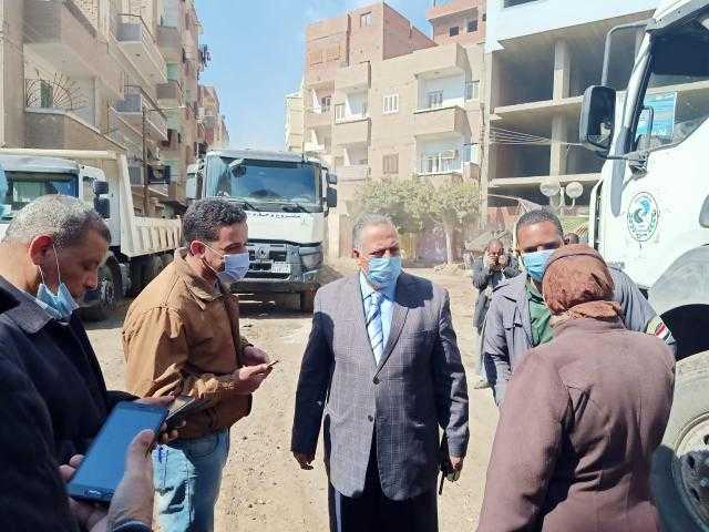 استمرار أعمال رصف الشوارع بمركز القوصية فى أسيوط.. صور