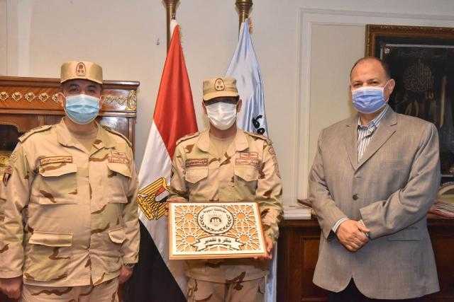 محافظ أسيوط يكرم المستشار العسكري السابق ويستقبل نظيره الجديد