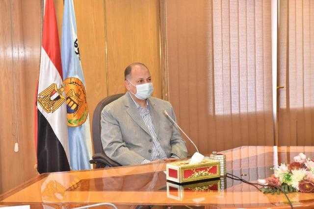 محافظ أسيوط يلتقى 50 شاباً وفتاة ويستعرض ملامح مبادرة تطوير الريف المصرى