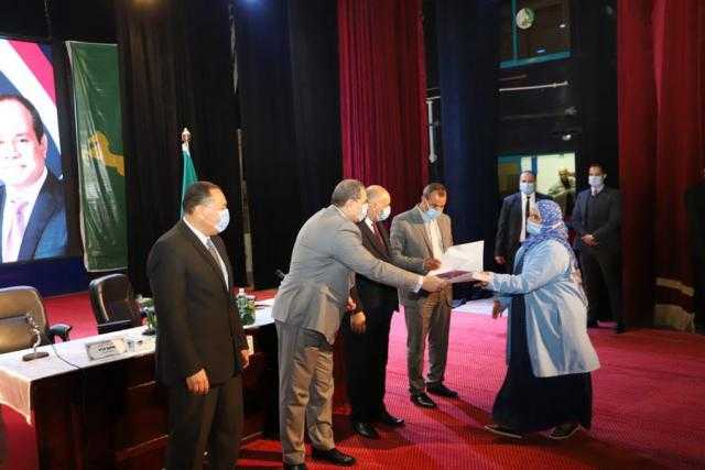 سعفان يسلم وثائق التأمين التكافلي للعمالة غير المنتظمة بالشرقية (صور)