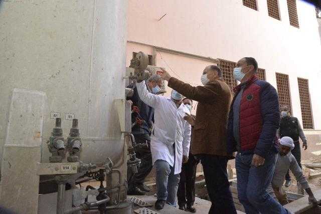 محافظ أسيوط يطمئن على شبكات الأكسجين ويتفقد سير العمل بمستشفى المبرة