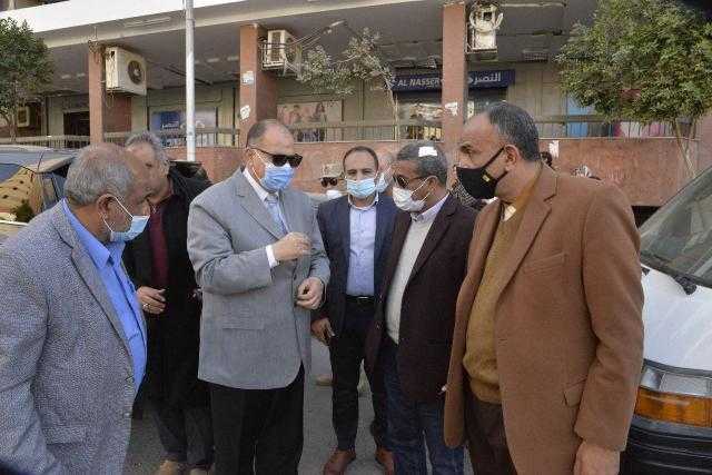 محافظ أسيوط ونائب رئيس هيئة الطرق يتفقدان رصف الشوارع بحي شرق وغرب