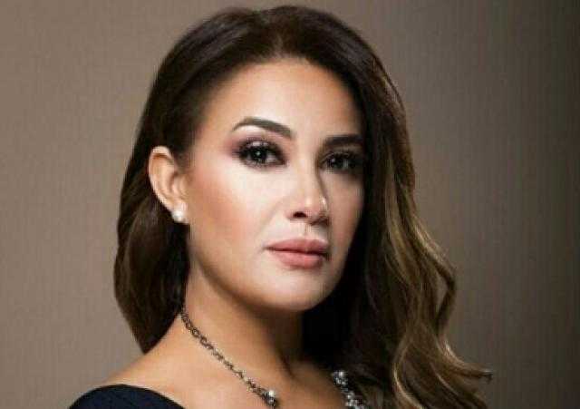 هند صبري تستعرض أنوثتها بشق مثير