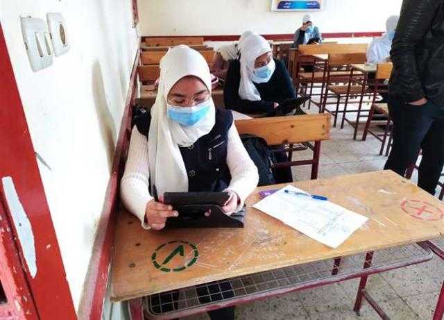طلاب الصف الأول الثانوي بكفر الشيخ يؤدون أول امتحانات الفصل الدراسي الأول على التابلت