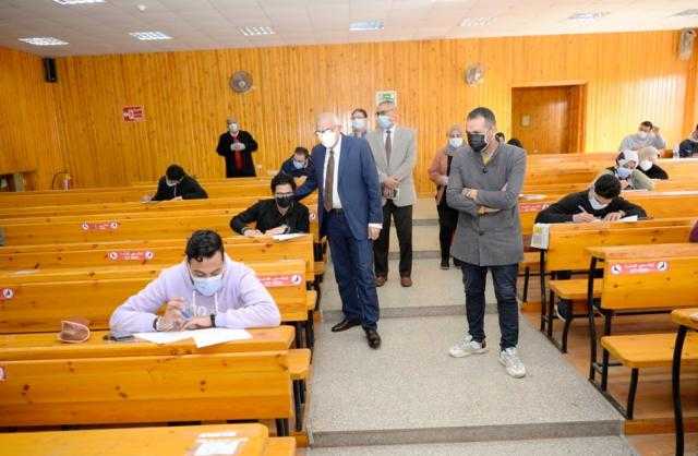 رئيس جامعة المنصورة يتفقد أعمال الامتحانات بكليات الهندسة والصيدلة