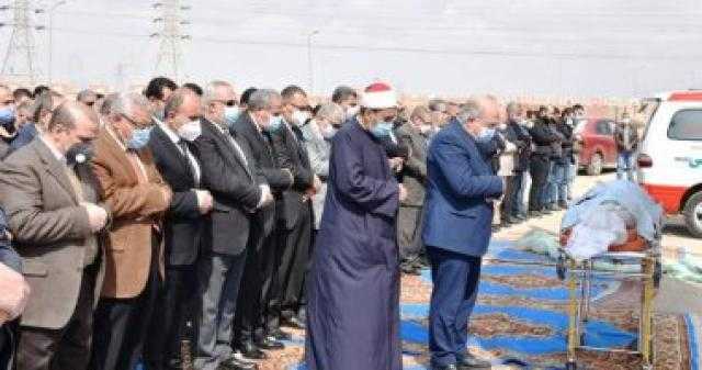 محافظ الشرقية ورئيس جامعة الزقازيق يشيعون جنازة رئيس الجامعة السابق
