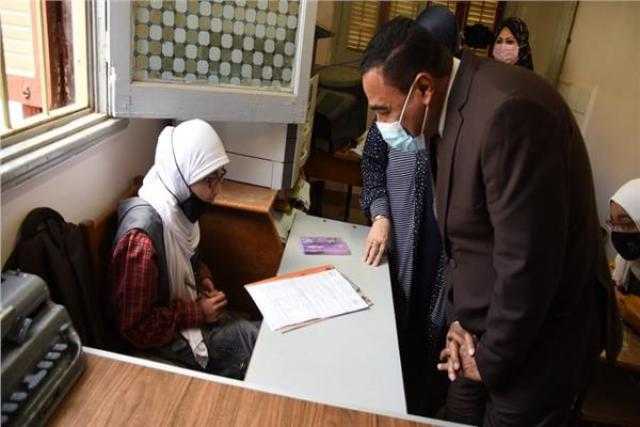 محافظ مطروح يتفقد سير امتحانات الصف الخامس الابتدائي والأول الثانوي