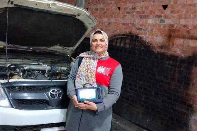 سارة أحمد ميكانيكي سيارات.. فتاة تتحدى الظروف وتساعد والدها بالدقهلية