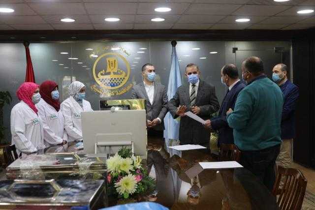 محافظ كفر الشيخ يسلم 3 سيدات ريفيات شنط إسعافات بيطرية بعد تدريب 12 سيدة