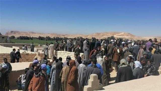 قرية بني محمديات تغرق في بحر الدموع.. والأهالي يشيعون ذويهم في مشهد مهيب