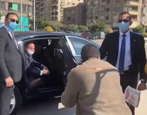 بائع الفاكهة يكشف تفاصيل حوار ربع ساعة مع السيسي .. «قالي كل اللي أنت عاوزه هيتعمل» 