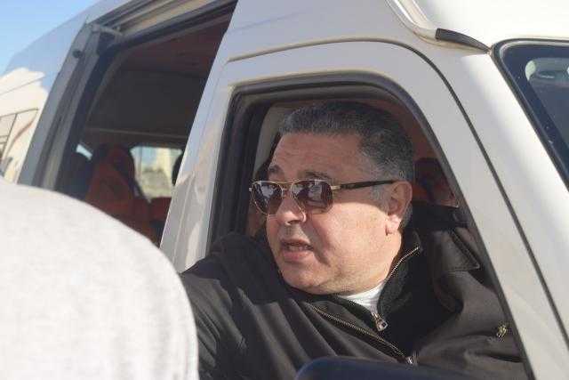 بالصور.. محافظ البحر الأحمر يتفقد شوارع الغردقة بـ”الميكروباص”