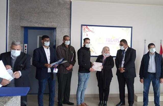 تسليم وثائق التأمين التكافلي ضد الحوادث الشخصية للعمالة غير المنتظمة بالقليوبية.. صور