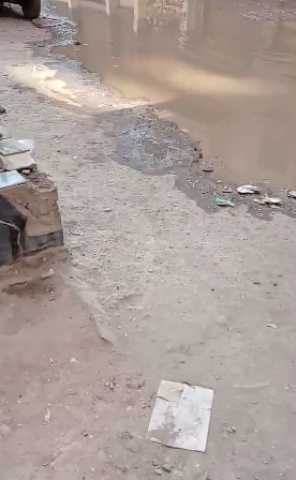 الإهمال يضرب شارع الجسر البراني بدار السلام.. ومياه الصرف تطفح في الشوارع