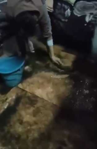 ارحمونا.. مياه المجاري تحاصر منزل أسرة بمنشية ناصر