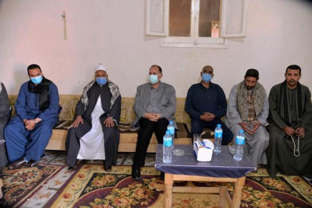 محافظ أسيوط يقدم واجب العزاء لأسر ضحايا حادث غرق سيارة