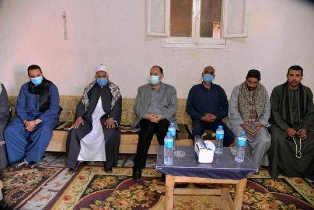 محافظ أسيوط يقدم واجب العزاء لأسر ضحايا حادث غرق سيارة بنهر النيل.. صور