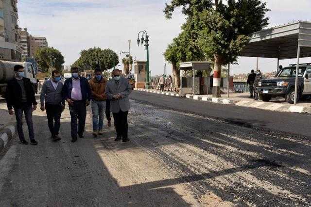 محافظ أسيوط يتفقد أعمال إعادة رصف وصيانة امتداد شارع الثورة
