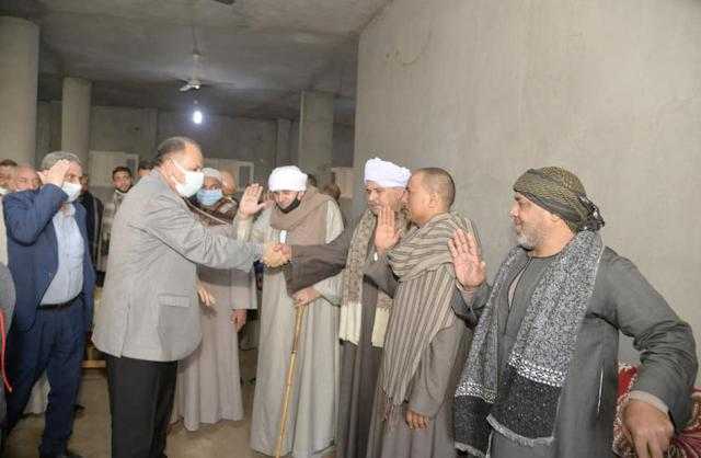 محافظ أسيوط يقدم واجب العزاء لأسر ضحايا حادث طريق الكريمات