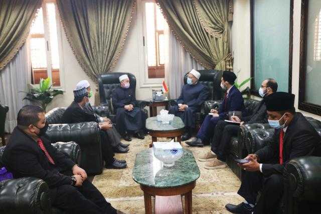 مفتي الجمهورية يستقبل مفتي ماليزيا لبحث تعزيز التعاون الإفتائي بين الدار وماليزيا