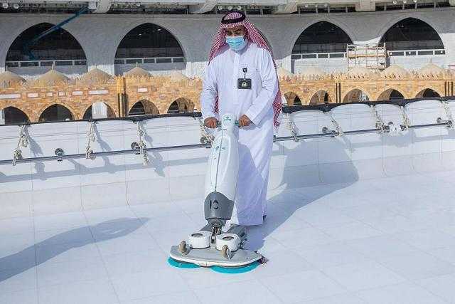 تقنيات حديثة ومواد خاصة لتعقيم وتطهير المسجد الحرام
