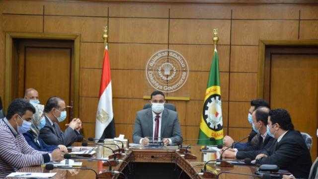 محافظ الدقهلية يوجه بسرعة تنفيذ مشروع تطوير مزلقانات السكة الحديد