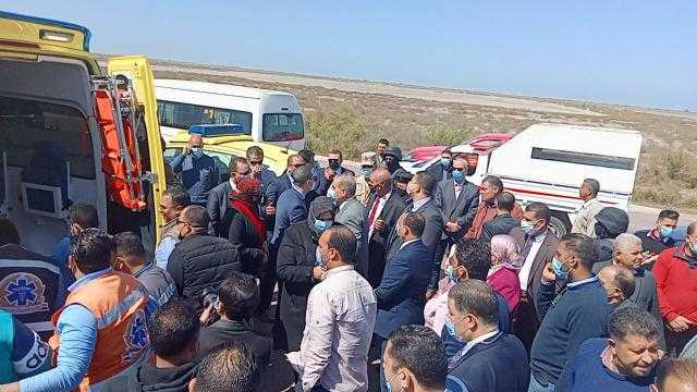 محافظ كفر الشيخ يوقف موكبه لنقل مصابين في إنقلاب سيارة نصف نقل على الطرق الدولي الساحلي