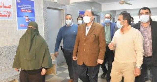 محافظ أسيوط يطمئن على توافر الأدوية والأطباء بمركز تطعيم لقاح كورونا