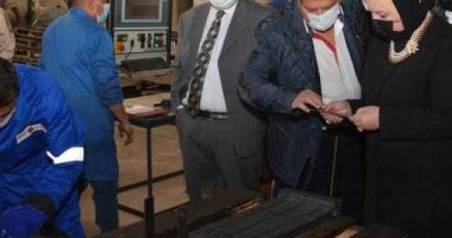 وزيرة التجارة تتفقد 7 مصانع بمنطقة الشروق بالخانكة