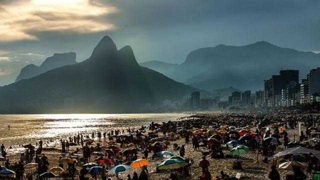 إغلاق شواطئ ريو دي جانيرو بالبرازيل للحد من انتشار كورونا