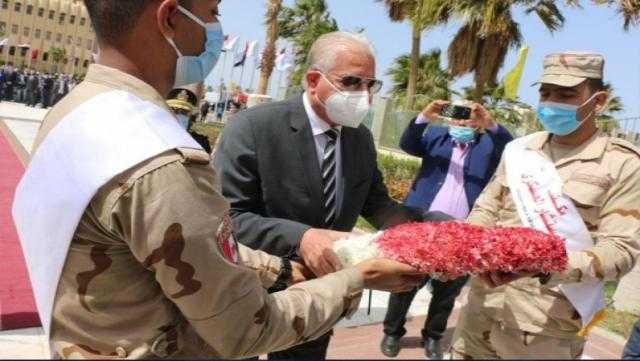«فودة» يضع إكليل زهور على النصب التذكاري للجندي المجهول في ذكرى عودة طابا
