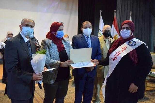 احتفالا بعيد الأم.. رئيس جامعة بني سويف يكرم الأمهات المثاليات.. صور