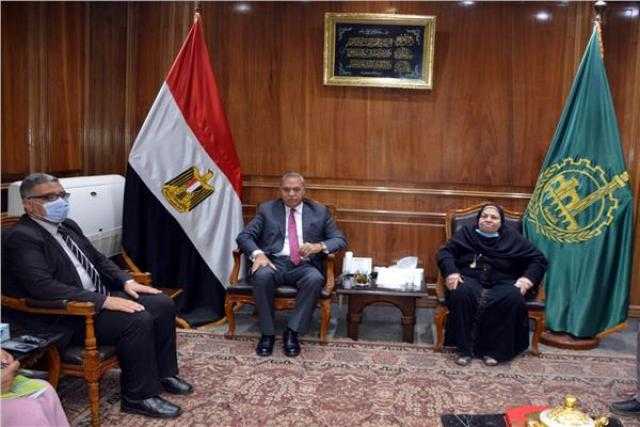 محافظ القليوبية يستقبل الأم المثالية الثالثة على مستوى الجمهورية