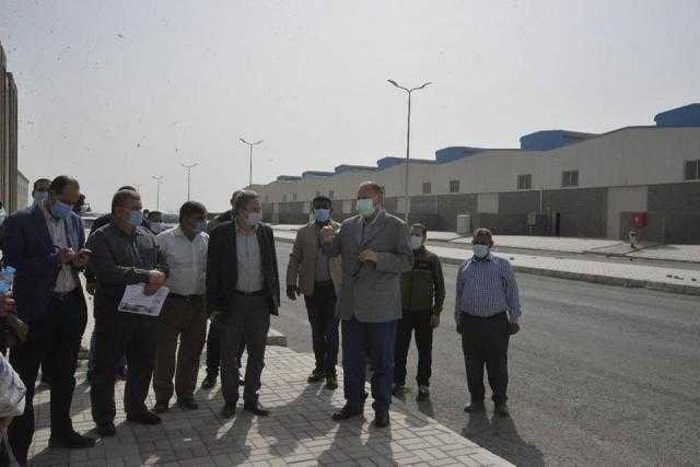 محافظ أسيوط يتفقد أعمال توصيل المرافق والرصف بمجمع الصناعات بعرب العوامر.. صور