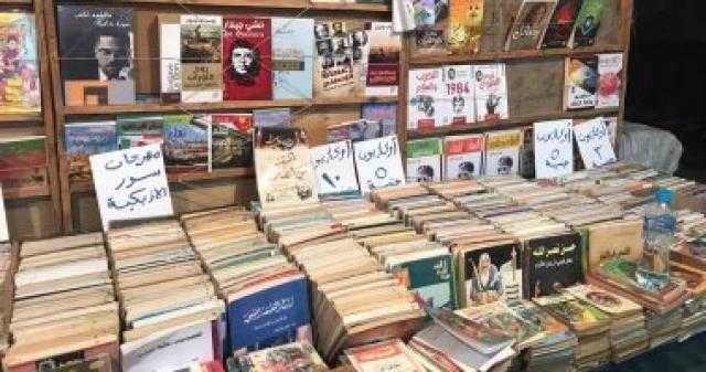 سور الأزبكية معرض مفتوح للكتب النادرة يتحدى الإنترنت