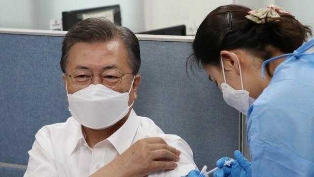 رئيس كوريا الجنوبية يتلقى الجرعة الأولى من لقاح أسترازينيكا