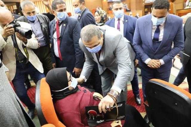 سعفان والمحافظ يسلمان 71 عقد عمل لذوي الهمم بالدقهلية
