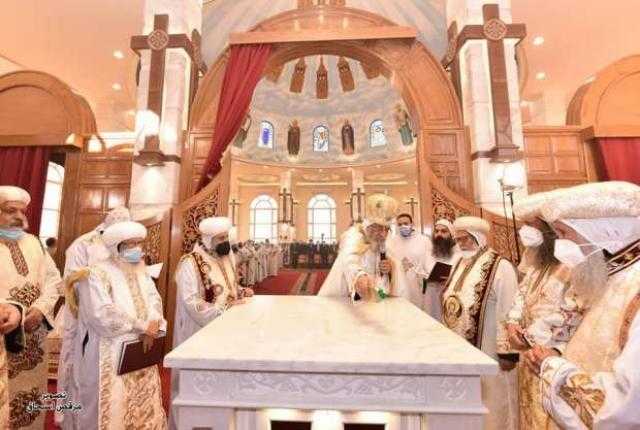 البابا تواضروس يُدشن 3 مذابح في دير مار بقطر بالخطاطبة