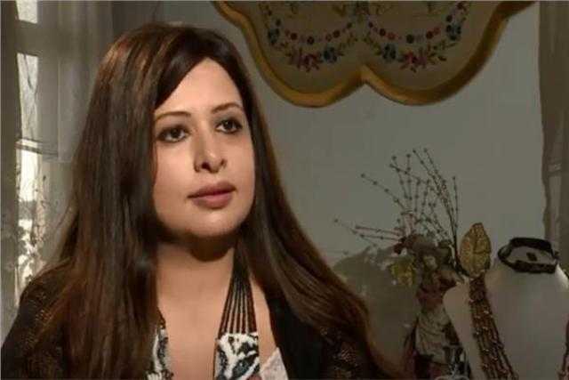 صيدلانية تمارس هواية صنع إكسسوارات من نسيج الخرز