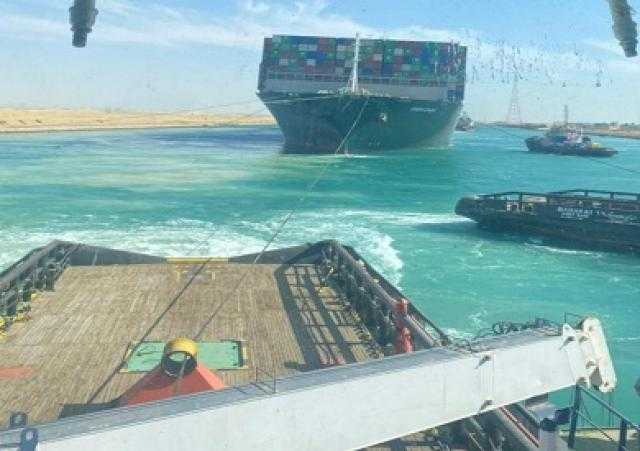 شاهد اللقطات الأولى لنجاح تعويم السفينة الجانحة بقناة السويس