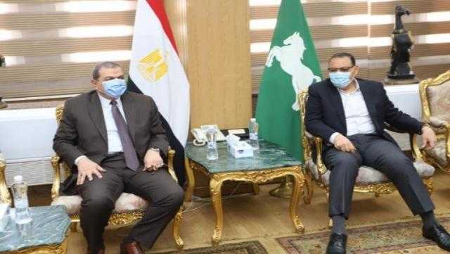 وزير القوى العاملة في الشرقية لتسليم العمالة غير المنتظمة وثائق التأمين