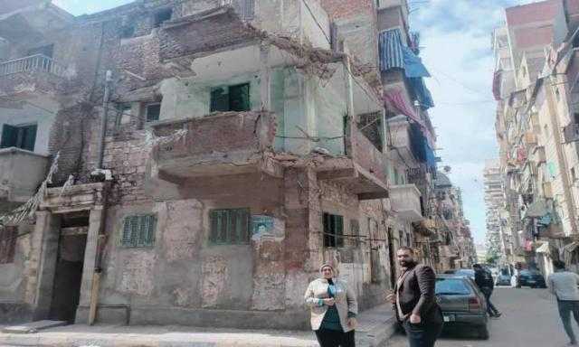 إزالة عقار آيل للسقوط غرب الإسكندرية لخطورته على المارة
